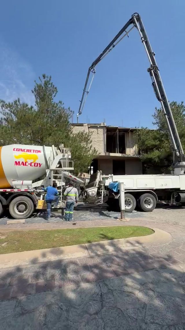 Colado de concreto con bomba y camión revolvedor en una obra residencial